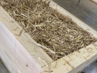 Mit Stroh ausgekleidete Fertigbauelemente stellen eine natürliche Dämmung sicher.