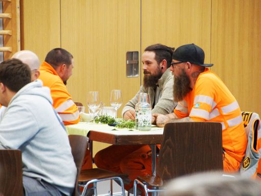 Gemütliches Beisammensein bei der Aufrichtefeier. Foto: Stiftung 3FO (FK)