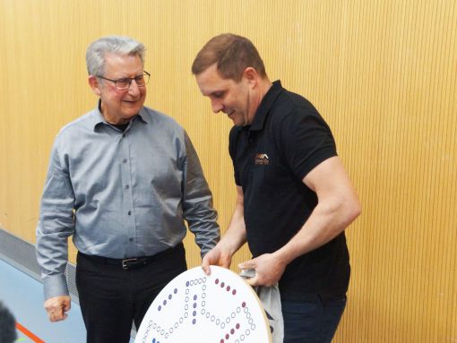 Andreas Schmid von Schmid + Co Holzbau übergab dem Bauherrn Reiner Mathys ein DOG-Spiel. Foto: Stiftung 3FO (FK)