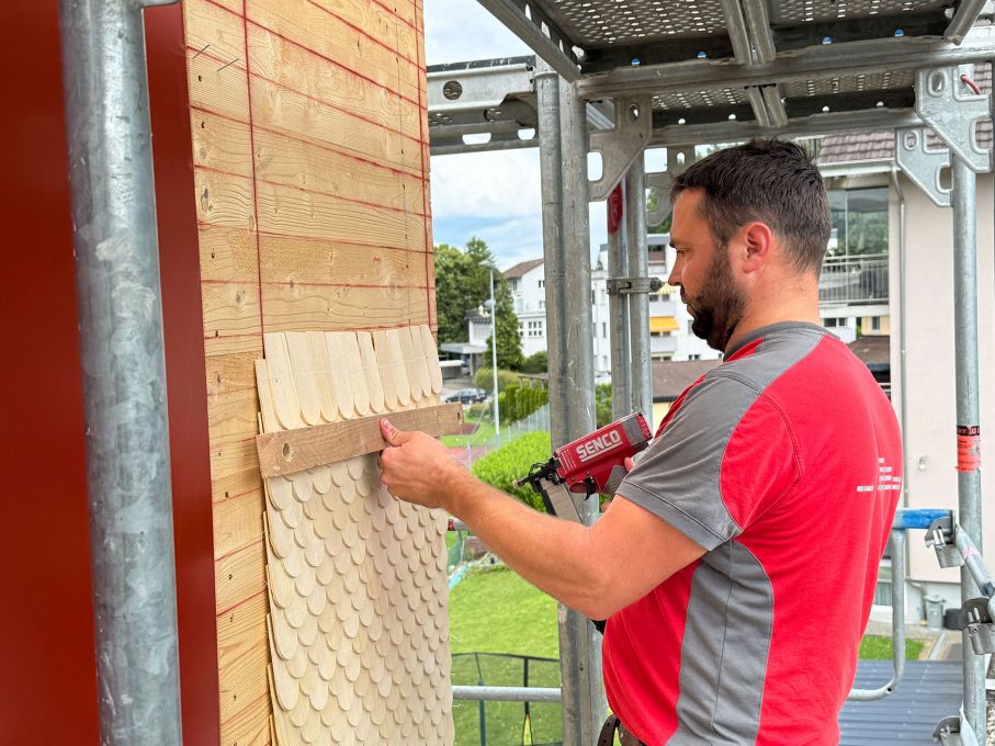 Millimeterarbeit: Bruno Rechsteiner (Rechsteiner Gebäudehüllen) bringt die Schindeln fachmännisch an. Foto: Stiftung 3FO (FK).