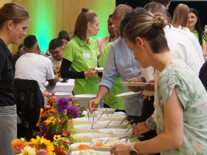 Für die Verpflegung sorgte Cucina Arte mit einem vielfältigen Salatbuffet... Foto: Stiftung 3FO (FK)