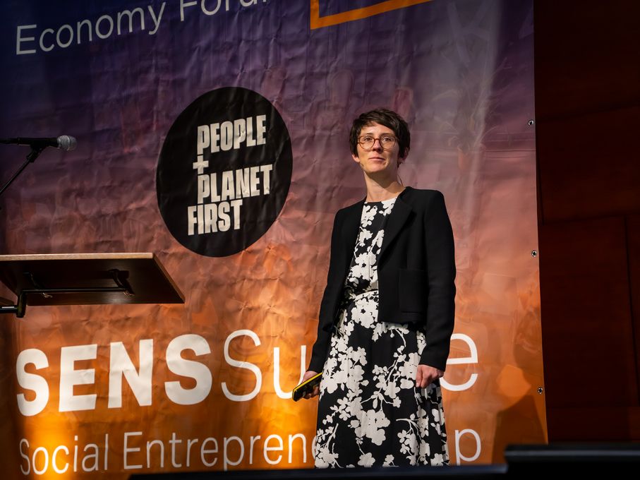 Rahel Pfister (SENS, Geschäftsführerin) und Hauptorganisatorin eröffnet das Swiss Social Economy Forum 2025 in Biel. Foto: SSEF (AW)