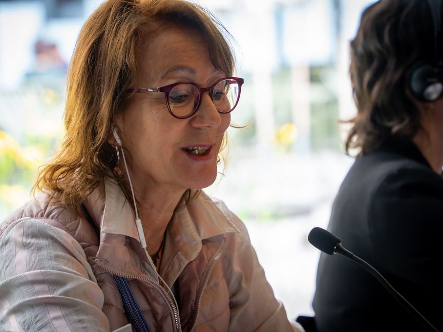 Simultanübersetzung am SSEF: Die beiden Dolmetscherinnen der Inter-Translations SA übersetzen die Gespräche ins Französische. Foto: SSEF (AW) 