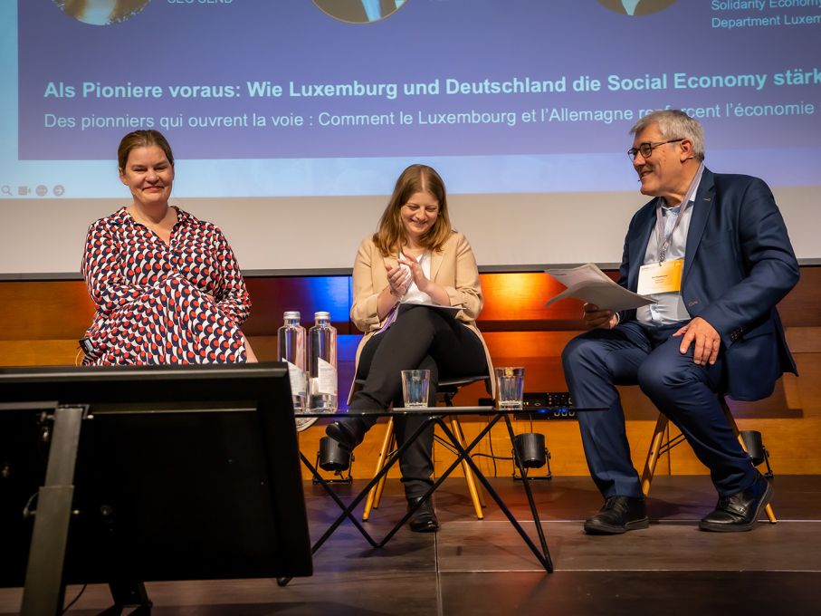 Susanna Krüger (Social Entrepreneurship Network Deutschland), Vanessa Schummer (Social & Solidarity Economy Department Luxemburg) mit Eric Nussbaumer (Nationalrat) im Gespräch wie Deutschland und Luxemburg die Social Economy stärken. Foto: SSEF (AW)