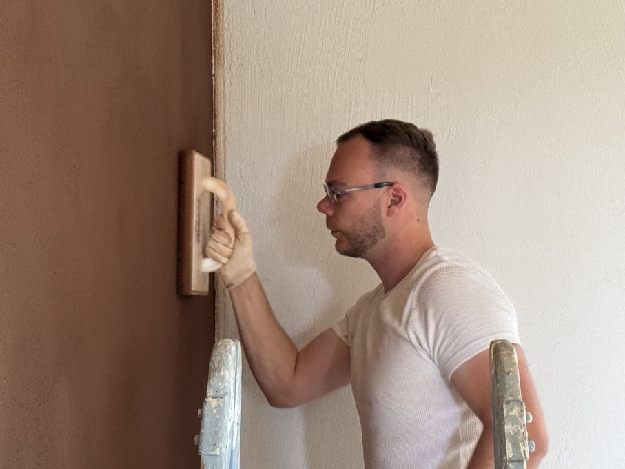 Denis Borwig, Maler & Gipser der Branger AG Solothurn sorgt nach dem Auftragen des Lehmfeinputzes mit dem Abrieb für eine feinere Struktur. Foto: Stiftung 3FO (FK) 