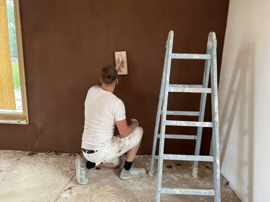 Der feuchte Lehmfeinputz hellt durch den Trocknungsprozess noch stark auf. Foto: Stiftung 3FO (FK)