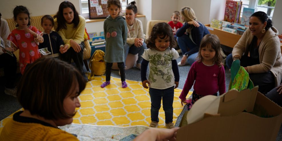 Kitagruppe mit Eltern in der Bibliothek