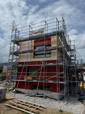 Der Anbau erhält eine Schindelfassade.